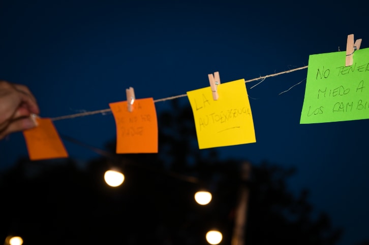 Personas colaborando en proyectos comunitarios