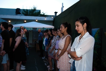 Grupo celebrando logros y transformación